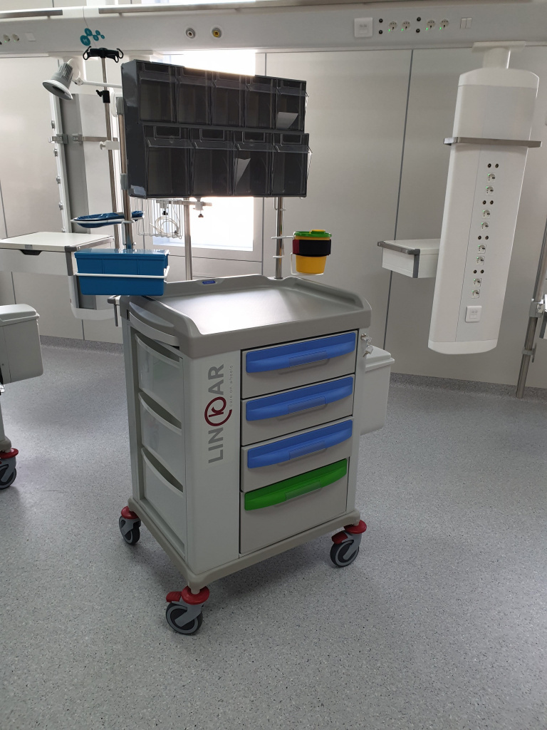 В частную клинику поставили многофункциональные процедурные тележки Malvestio серии LINKAR